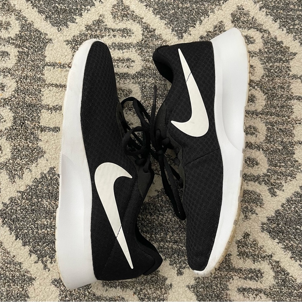 Nike Tanjun Shoes Women’s Size 11